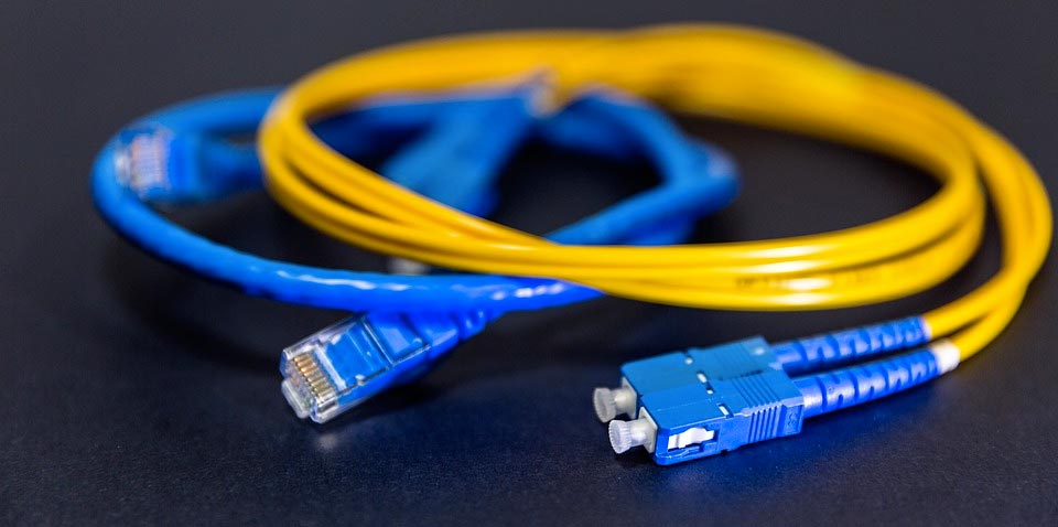 Comprendre la fibre optique : définition et fonctionnement